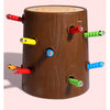 Joc magnetic din lemn - Ciocanitoarea scoate viermisori din scoarta copacului