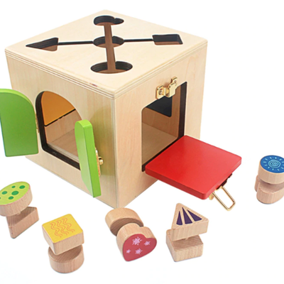 Cutia din lemn in stil Montessori cu incuietori - incuie/descuie si sortator