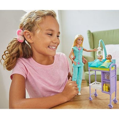 Barbie asistenta medicala cu 2 bebelusi